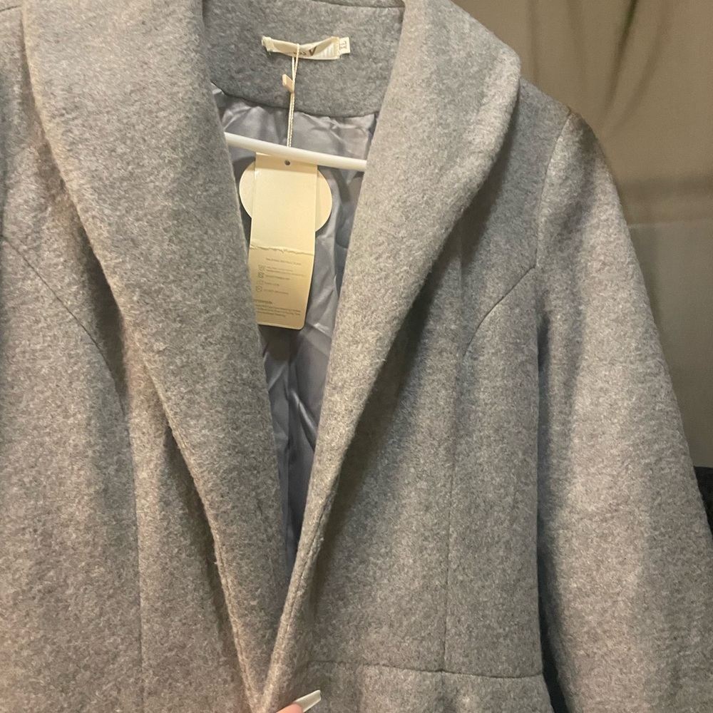 Sophisticated Gray Trench Coat with Wool-Like Texture - Picture 7 of 10